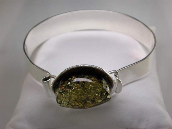 STERLING SILVER AMBER BANGLE BRACELET. TOTAL WEIGHT: 38.6 GRAMS.