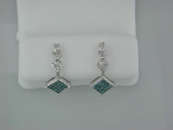 14K WHITE GOLD WHITE & BLUE DIAMOND EARRINGS. 0.65 CT.