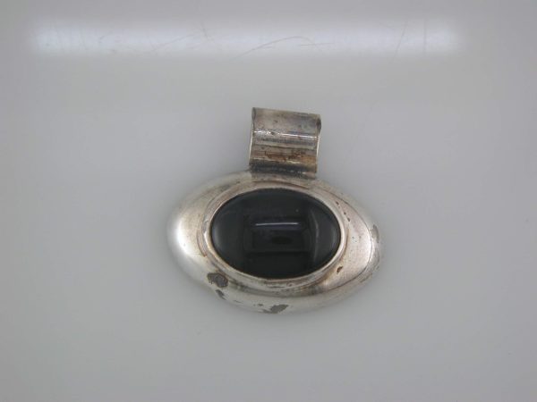 STERLING SILVER BLACK ONYX PENDANT. 10.8 GRAMS.