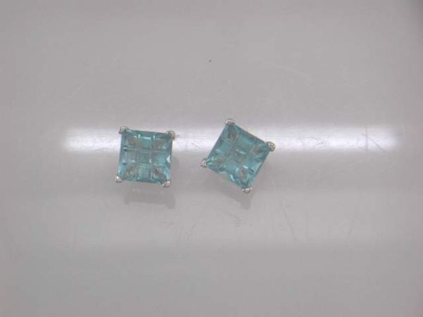 STERLING SILVER BLUE CZ EARRING. 1.4 GRAMS.