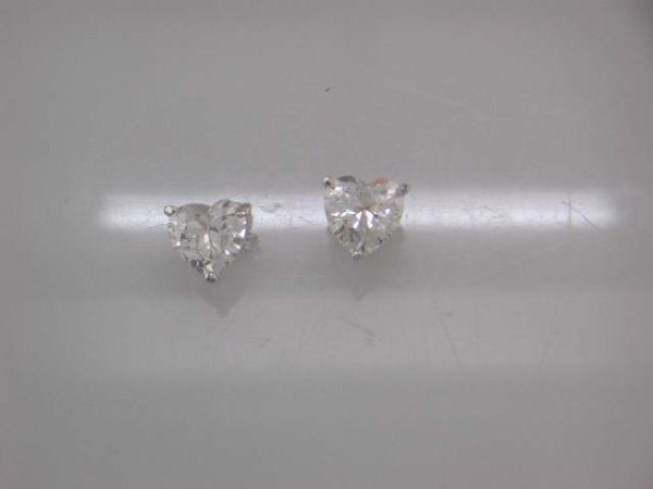 STERLING SILVER CZ EARRING. 1.8 GRAM.