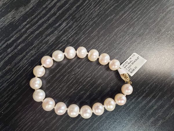 LADIES 14K Y/G, 9MM PEARL BRACELET WITH AN 14K ANTIQUE CLASP. 7 INCHES IN LENGTH.