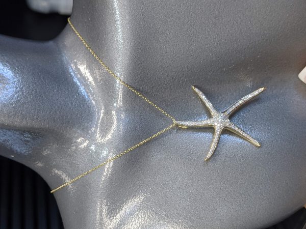 14K Y/G LARGE STARFISH PENDANT WITH 96 DIAMONDS (0.46 CTS) ON A 16" CHAIN. 2.9 DWT.