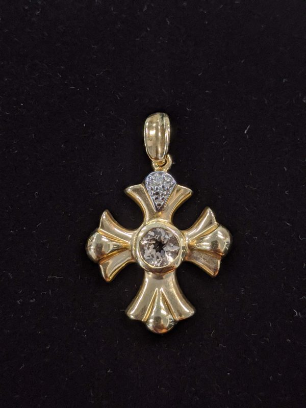 SMALL 14KT Y/G MALTESE-STYLE CROSS PENDANT WITH CENTRAL ROUND FACETED SMOKY TOPAZ AND MELEE DIAMOND ACCENT (2.9 DWT).