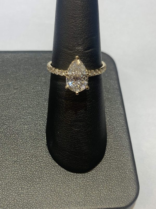 14K Y/G LAB GROWN DIAMOND ENGAGEMENT RING 1.55CT. PEAR SHAPE CLARITY VVS-2 COLOR D. IGI CERTIFICATE #LG577370957 THERE ARE ALSO .70PTS OF ACCENTING SIDE LAB GROWN DIAMONDS