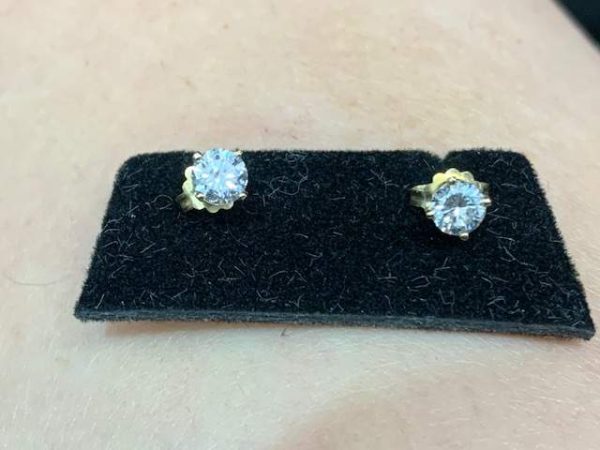 14K YELLOW GOLD DIAMOND STUD EARRINGS .60 PTS OF ROUND BRILLIANT CUT DIAMONDS. 0.6 DWT.