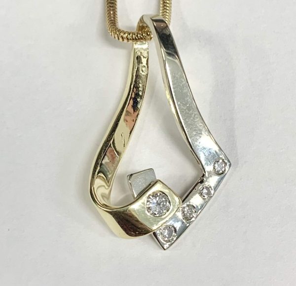14K 2-TONE DIAMOND PENDANT FEATURING 5 ROUND BRILLIANT CUT DIAMONDS WEIGHING A TOTAL OF 0.25 PTS. GOLD WEIGHT: 2.5 DWT.