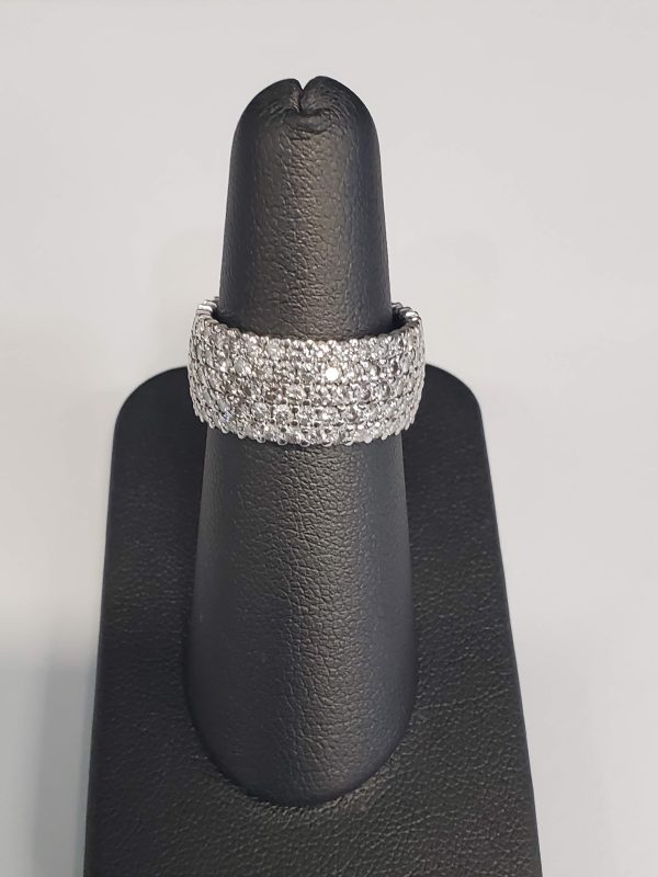 14K WG DIAMOND PRONG SET ETERNITY 9MM WIDE BAND, 3.30CT, 165 DIAS, RING SIZE 6.5,4.0 DTW