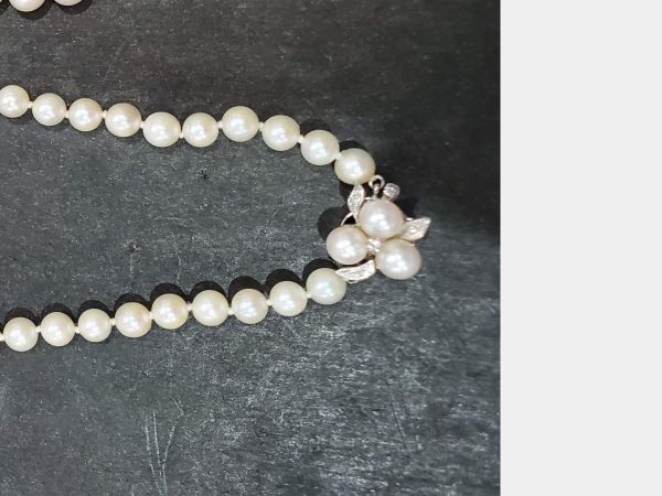 14K WHITE GOLD DIAMOND AND PEARL ACCENT CLASP. 16" PEARL NECKLACE