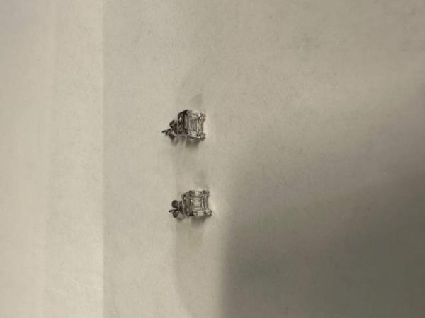18K WHITE GOLD STUD EARRINGS ROUND BRILLIANT CUT AND BAGUETTE DIAMONDS WEIGHING A TOTAL OF 1.00 CTS.