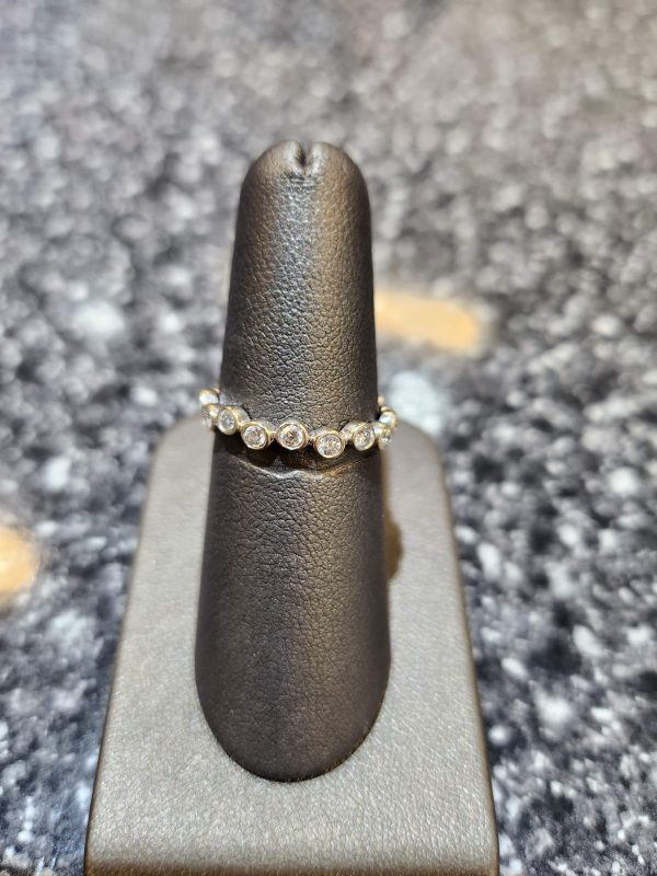 14K W/G STACK BUBBLE BAND.