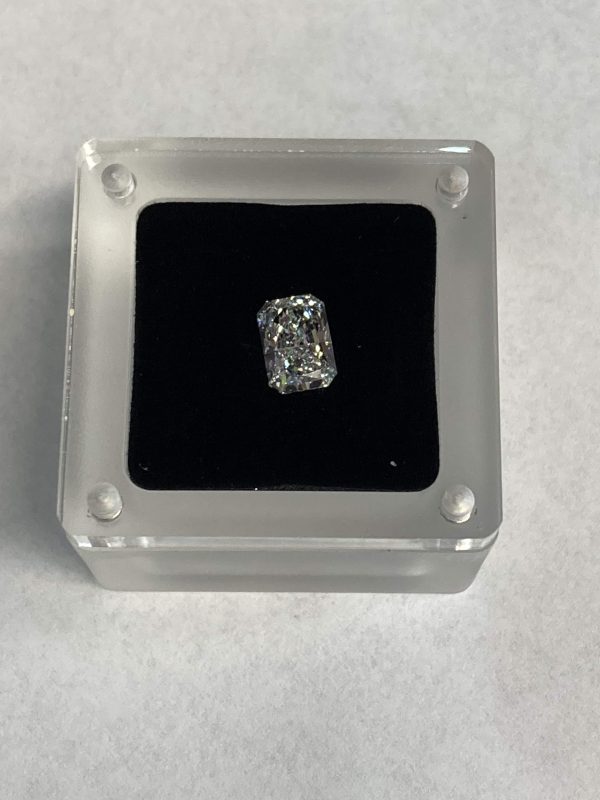 1.50 CTS LONG RADIANT/CUT CORNERED RECTANGULAR MODIFIED BRILLIANT LAB GROWN DIAMOND, D, VS2, IGI# LG635405726, COMES W/ CERT. CARD