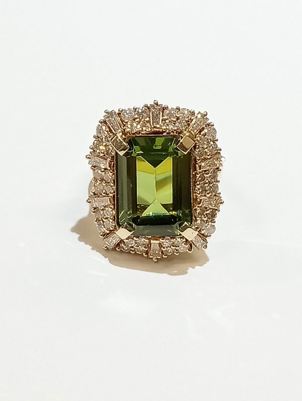 18K YELLOW GOLD GREEN TOURMALINE & DIAMOND RING. TOURMALINE IS 5.5 CTS, ROUND CUT DIAMONDS 1.5 CTS, BAGUETTES 70 PTS. 7.8 DWT.