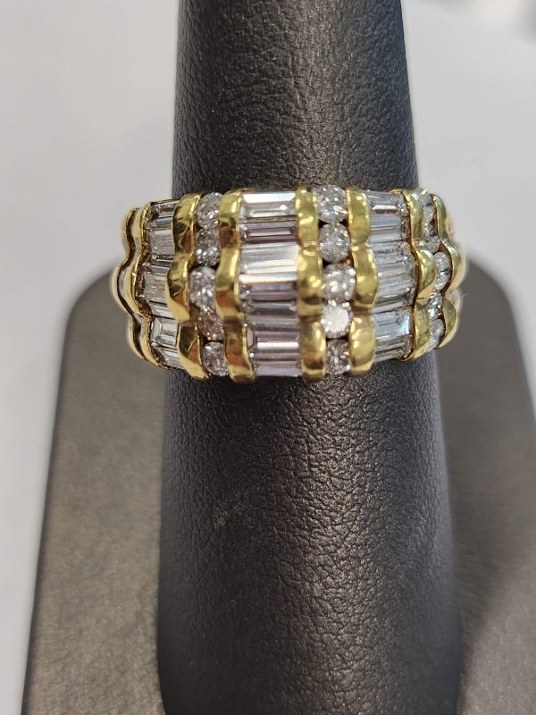 18K YG BAGUETTE & ROUND DIAMOND FASHION RING. 1.15CT ROUND DIAMONDS, 1.90CT BAGUETTE DIAMONDS, 6.0DWT, (DIAMOND WT APPROXIMATE)