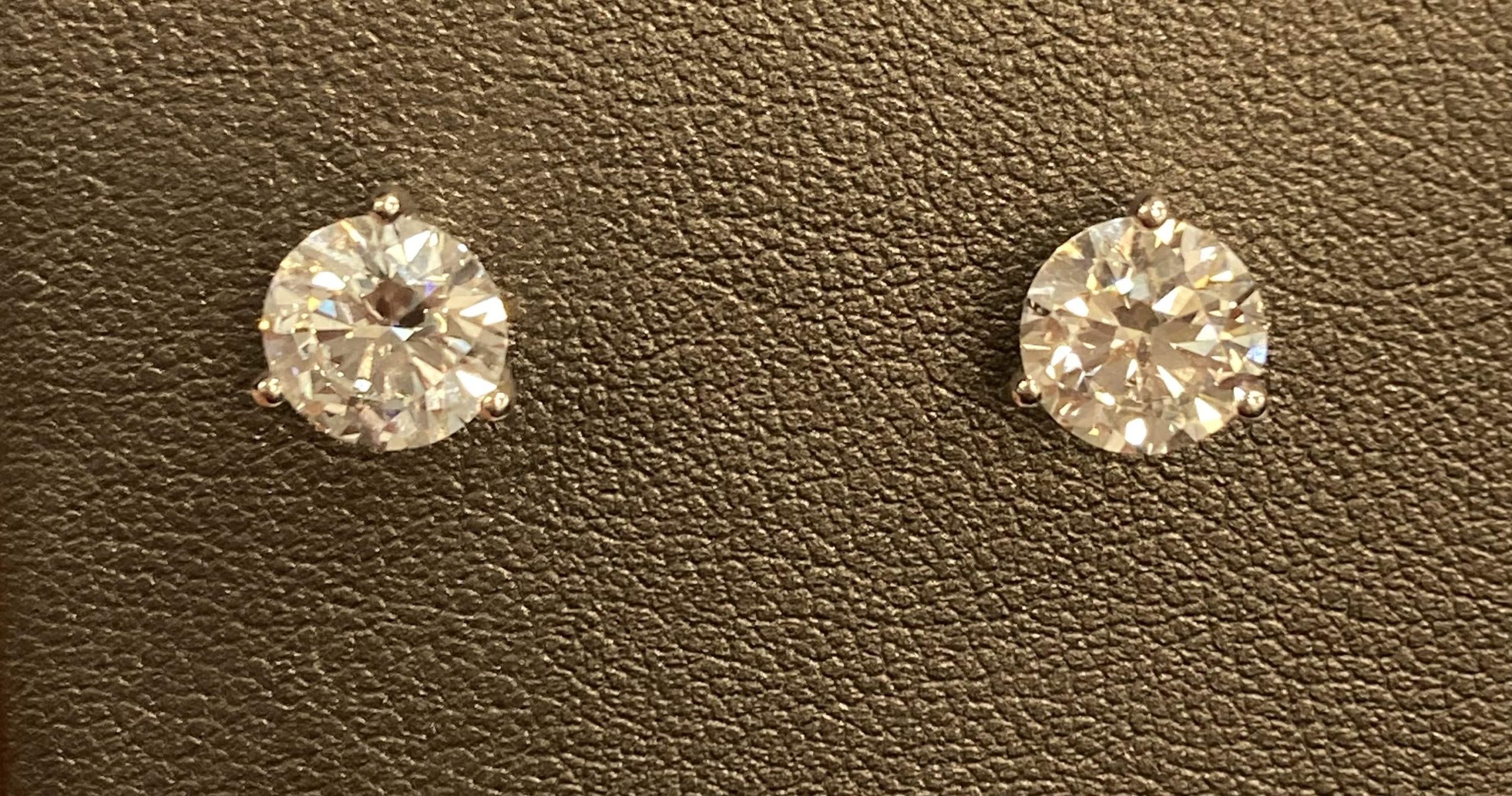 14K WHITE GOLD STUD EARRINGS WITH 2 ROUND LAB GROWN DIAMONDS 3-PRONG WEIGHING APPROXIMATELY 3.00 TCW. COLOR: E-F CLARITY: VS1-VS2 DIS# 517154 COMES WITH CARD & POUCH.