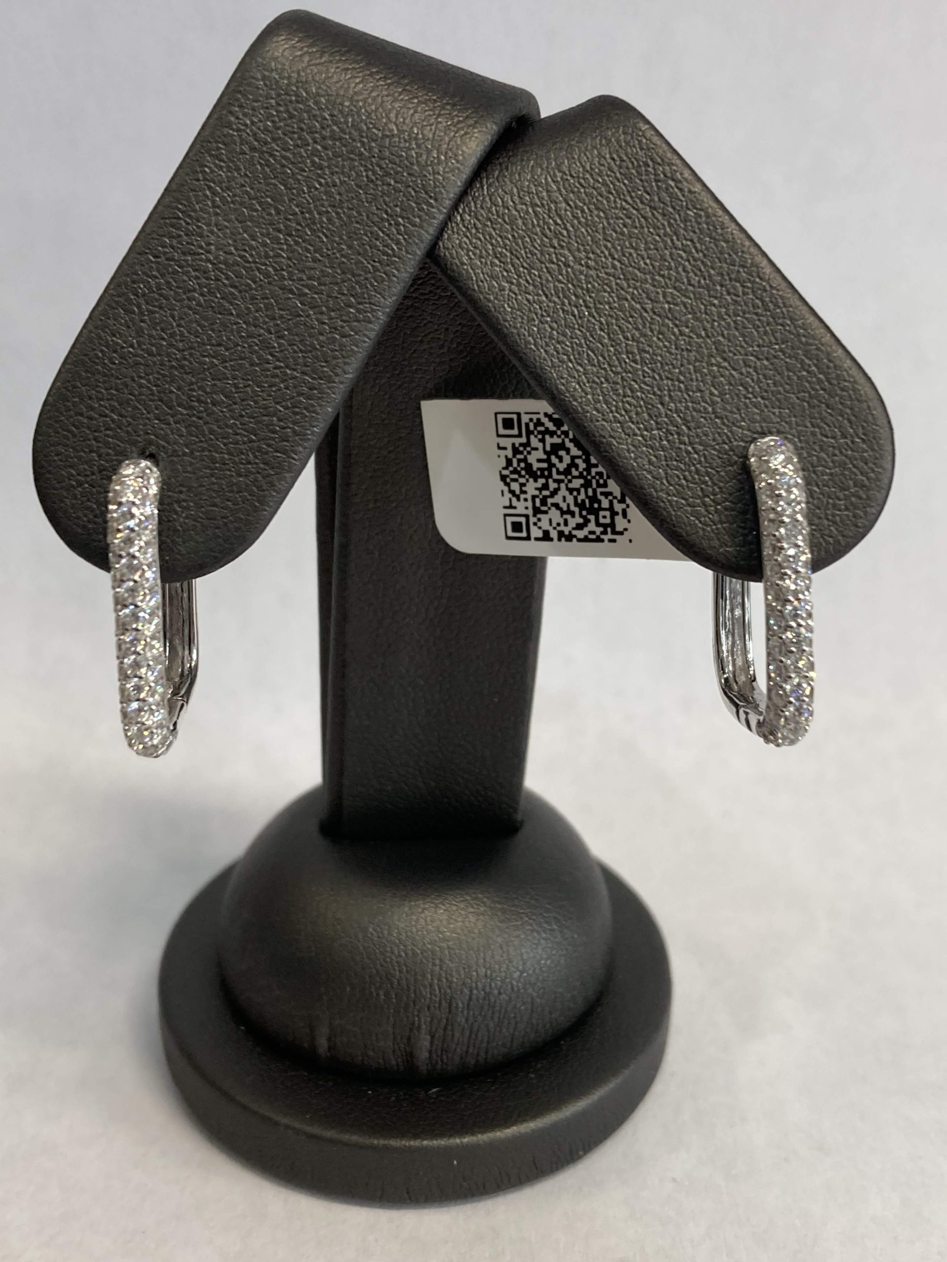 14K WHITE GOLD LAB GROWN RECTANGLE DIAMOND HOOP EARRINGS W/ 86 ROUND BRILLIANT DIA. WEIGHING APPROX. 1.04 TCW. COLOR: E-F CLARITY: VS1-VS2. 3.0 DWT. DIS# 520182 COMES W/ CARD & POUCH.