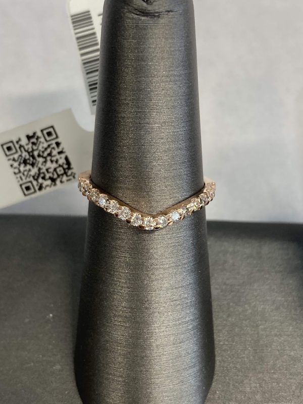 14K ROSE GOLD LAB GROWN DIAMONDS CURVE BAND. 0.35 TCW, SHAPE: ROUND BRILLIANT, COLOR: F-G, CLARITY: VS2-SI1     1.2 DWT. DIS# 513018 COMES WITH CARD AND POUCH.