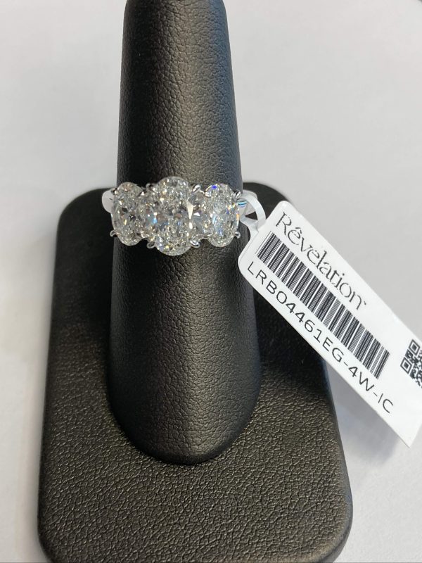 14K WHITE GOLD LAB GROWN DIAMOND RING FEATURING 3 OVAL BRILLIANT DIAMONDS WEIGHING APPROX 3.07 TCW.      CENTER 1.53 CTS, SIDE STONES 1.54 CTS, COLOR: F-G, CLARITY: VS, 3.2 DWT. SIZE 7. IGI# 32J664032405 COMES W/ CERT CARD.