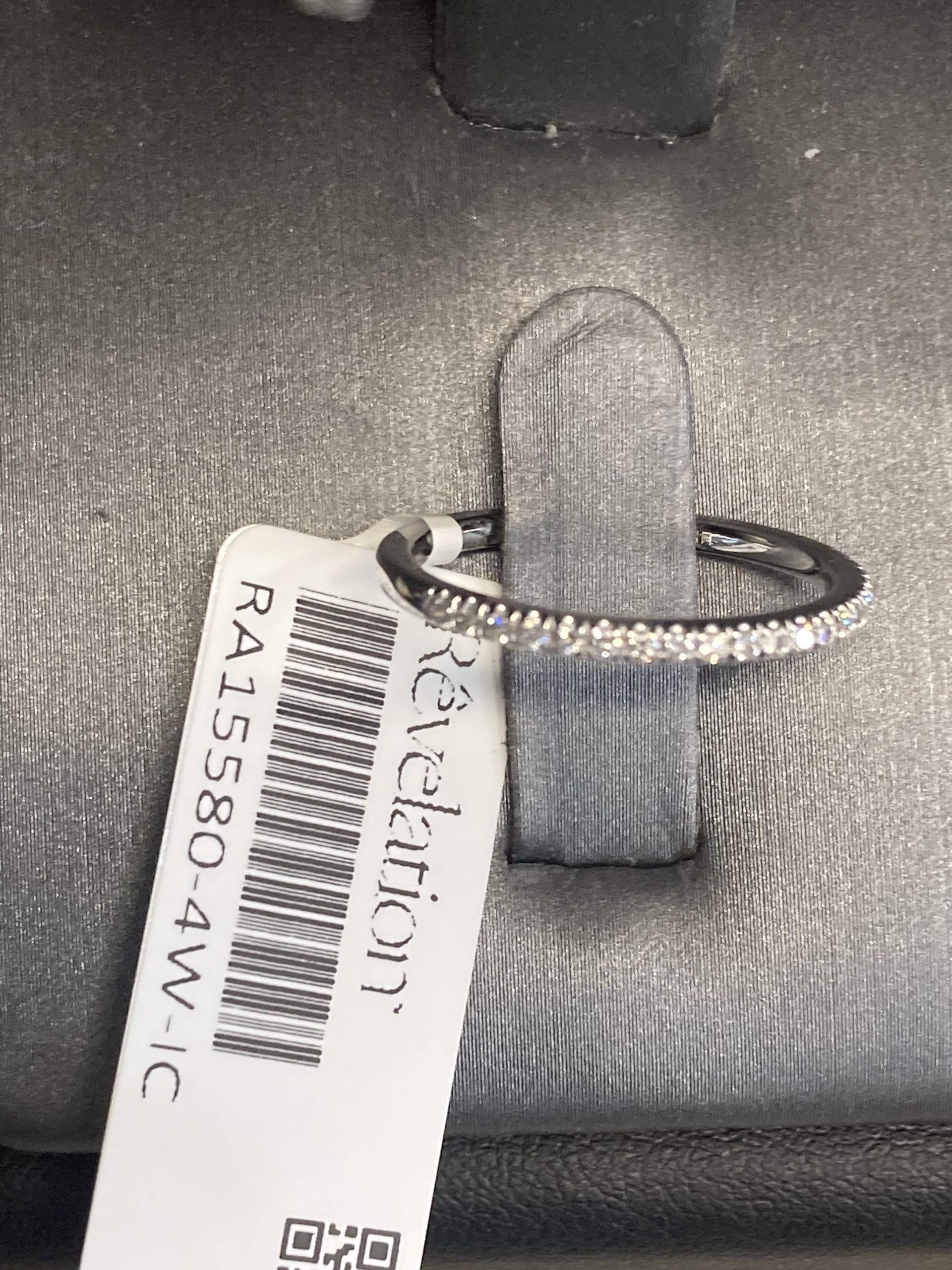 14K WHITE GOLD RING CONTAINING 23 ROUND BRILLIANT LAB GROWN DIAMONDS. 0.18 TCW, COLOR: E-F, CLARITY: VS, 1.2 DWT, IGI# 35J167752405 COMES W/ CERT CARD.