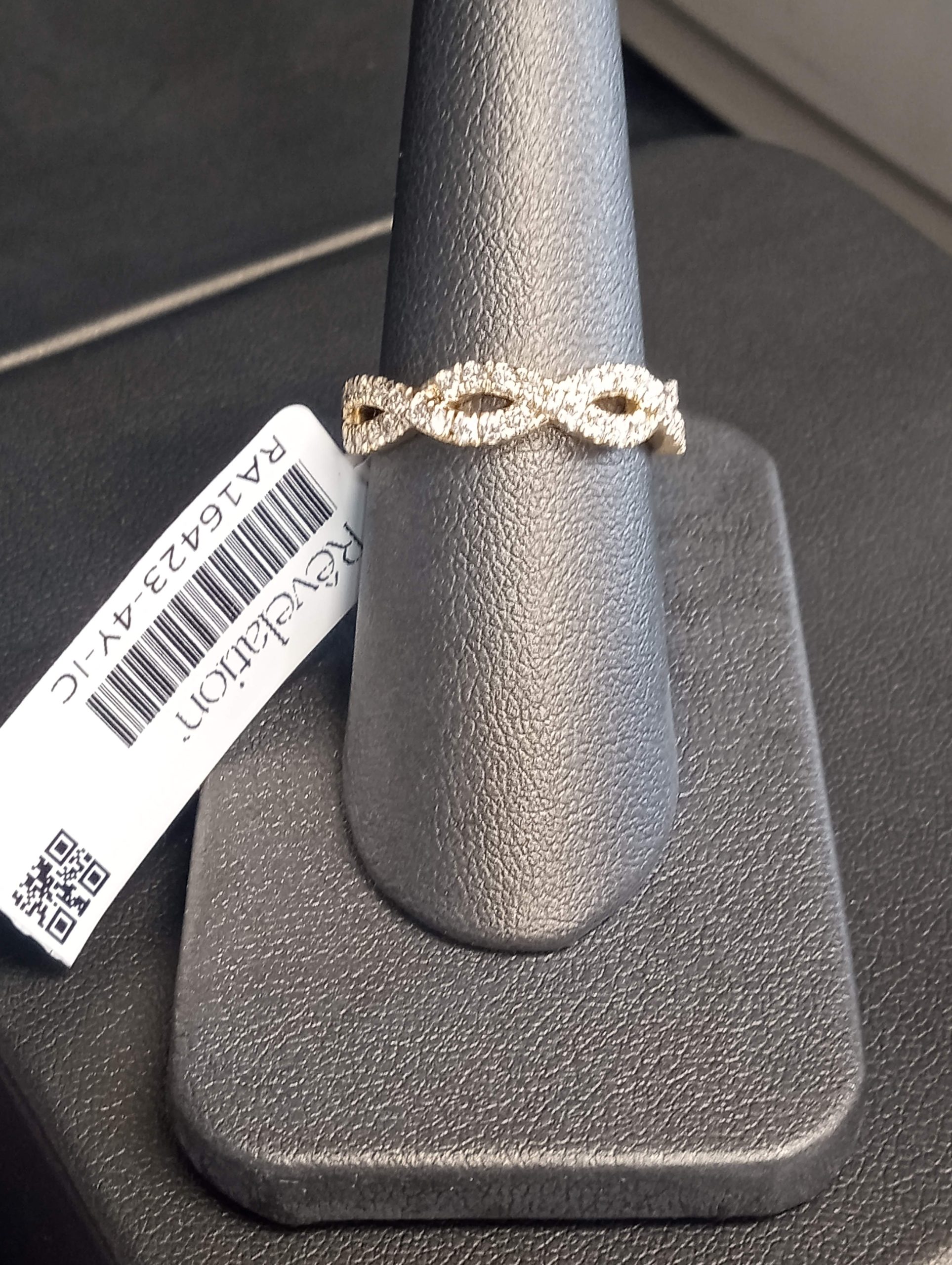 14K YELLOW GOLD CRISS-CROSS BAND CONTAINING 41 ROUND BRILLIANT LAB GROWN DIAMONDS. 0.50 TCW, COLOR: E-F, CLARITY: VS, 2.4 DWT, IGI# 35J167182405 COMES W/ CERT CARD