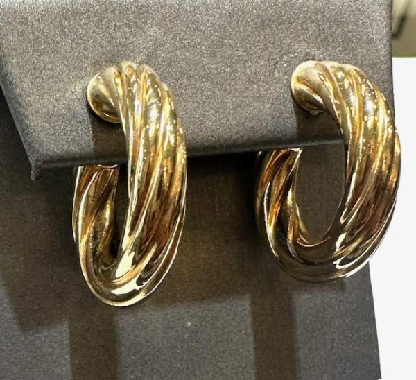 14K Y/G SM. HOLLOW TWIST DESIGN HOOPS MEASURING 25MM IN LENGTH AND 5MM IN WIDTH. 1.8 DWT.