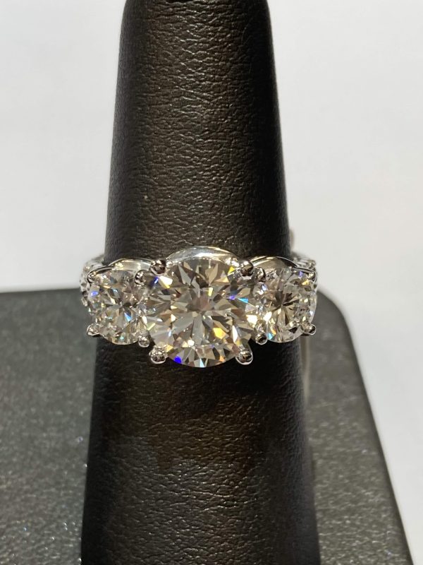 14K W/G LAB GROWN 3 STONE DIAMOND TRINITY RING FEATURING A 2.00 CARAT ROUND BRILLIANT CUT CENTER AND 2 ROUND BRILLIANT CUT DIAMONDS ON THE SIDES WEIGHING 0.69 PTS EACH MAKING 1.38 CTS IN SD. STONES. 3.38 TCW. 4.0 DWT