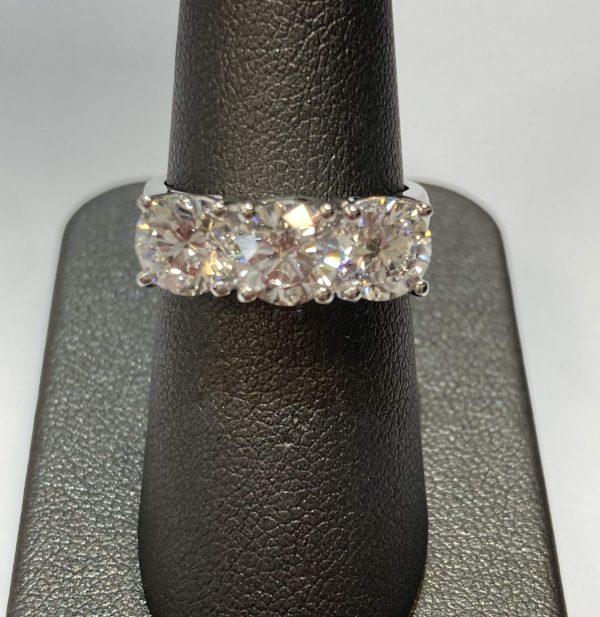 14K W/G LAB GROWN DIAMOND 3 STONE TRINITY RING FEATURING 3 ROUND BRILLIANT CUT(SAME SIZE)DIAMONDS WEIGHING 3.02 CARATS TOTAL. 3.5 DWT.