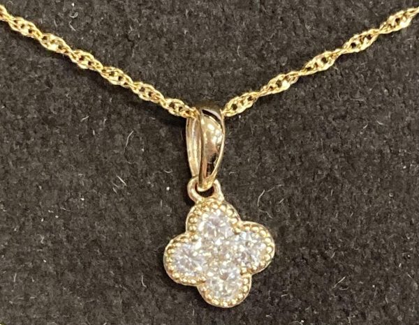 14K YELLOW GOLD DIAMOND CLOVER PENDANT ON AN 18" CHAIN, 0.29 TCW (DIAMETER 7.35MM, 1.0 DWT