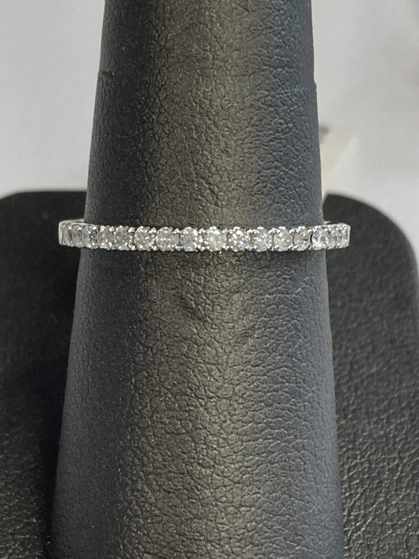 14K WHITE GOLD 0.27 TCW HALF-ETERNITY BAND, 1.0 DWT