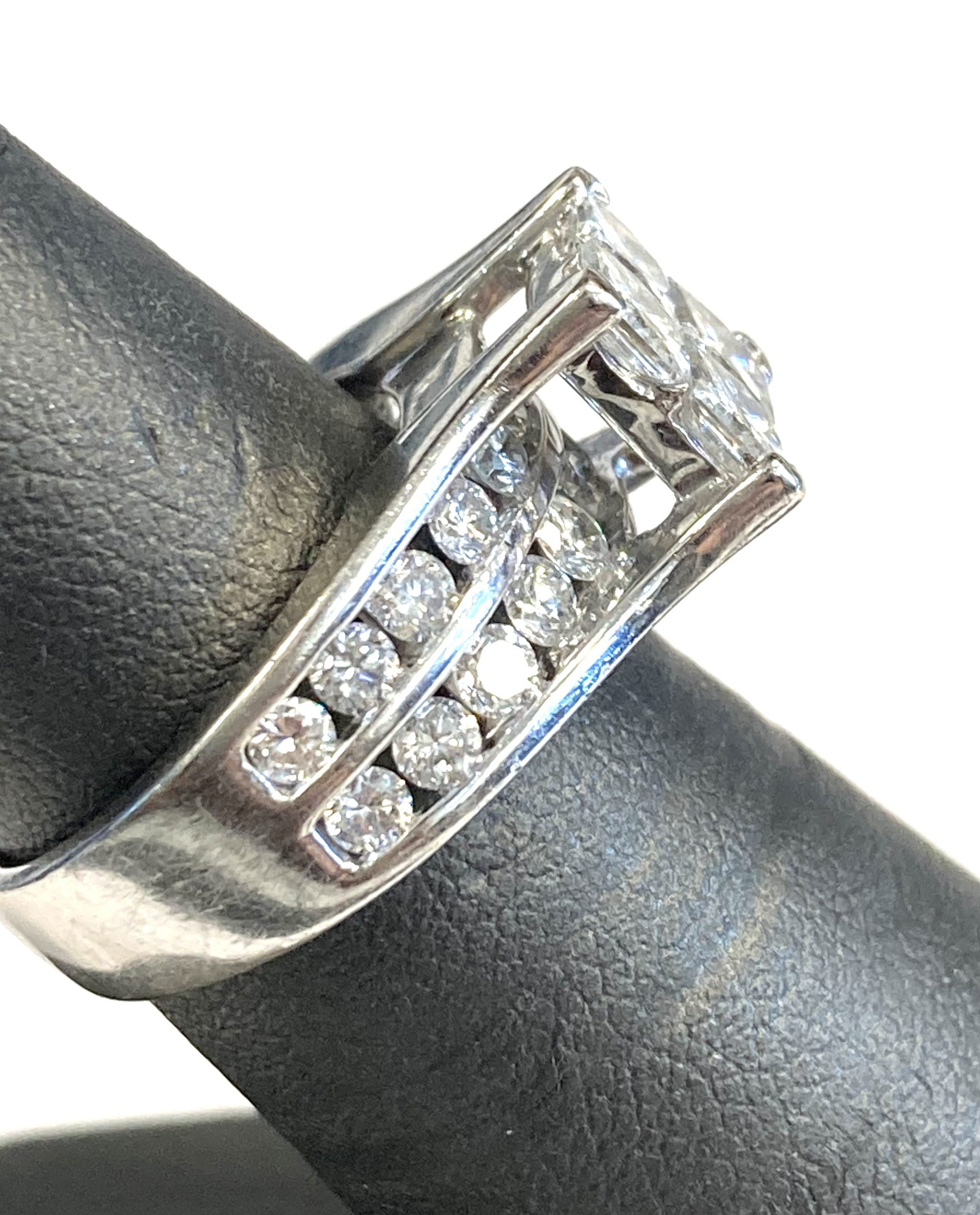 ENGAGEMENT RING - Image 8